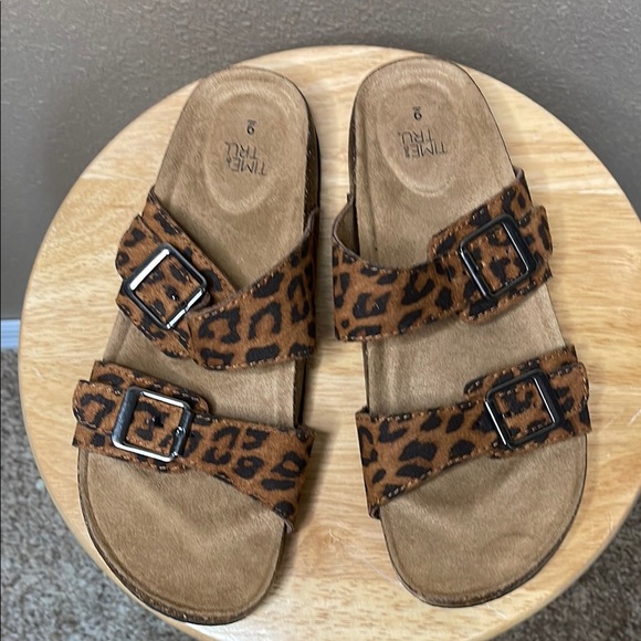 New Time and Tru Leopard Print Sandals Women’s 9 - Picture 2 of 5